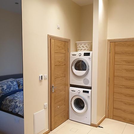London Luxury Apartments 3 Bedroom Sleeps 8 With 3 Bathrooms 5 Mins Walk To Tube Station Free Parking Ίλφορντ Εξωτερικό φωτογραφία