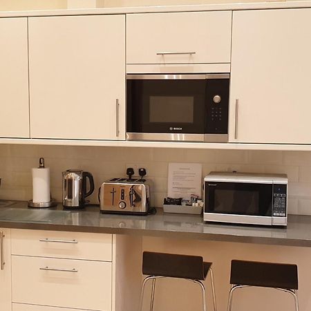 London Luxury Apartments 3 Bedroom Sleeps 8 With 3 Bathrooms 5 Mins Walk To Tube Station Free Parking Ίλφορντ Εξωτερικό φωτογραφία
