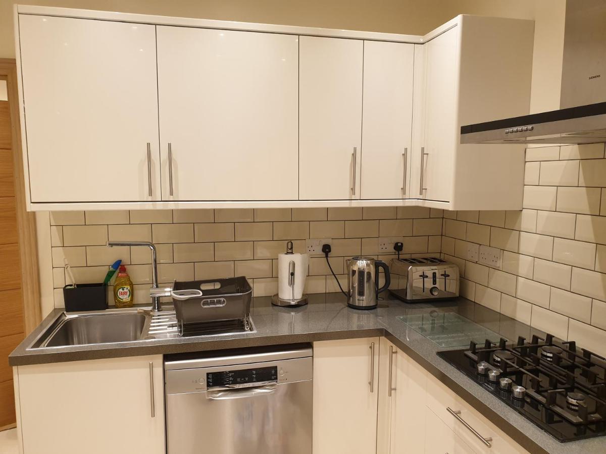 London Luxury Apartments 3 Bedroom Sleeps 8 With 3 Bathrooms 5 Mins Walk To Tube Station Free Parking Ίλφορντ Εξωτερικό φωτογραφία