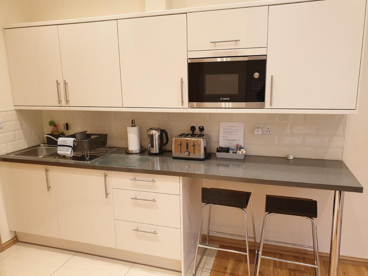 London Luxury Apartments 3 Bedroom Sleeps 8 With 3 Bathrooms 5 Mins Walk To Tube Station Free Parking Ίλφορντ Εξωτερικό φωτογραφία