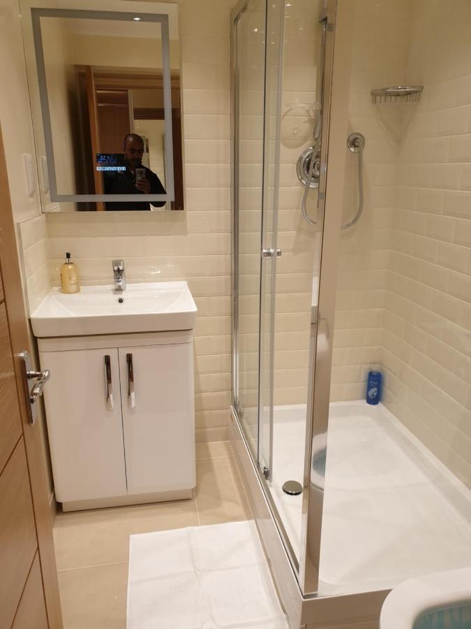 London Luxury Apartments 3 Bedroom Sleeps 8 With 3 Bathrooms 5 Mins Walk To Tube Station Free Parking Ίλφορντ Εξωτερικό φωτογραφία