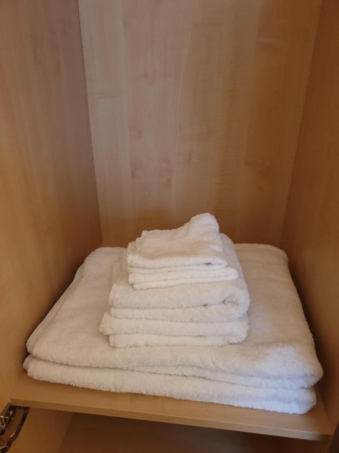 London Luxury Apartments 3 Bedroom Sleeps 8 With 3 Bathrooms 5 Mins Walk To Tube Station Free Parking Ίλφορντ Εξωτερικό φωτογραφία