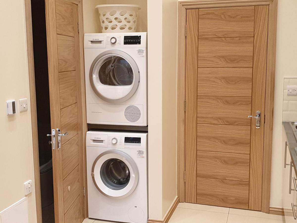 London Luxury Apartments 3 Bedroom Sleeps 8 With 3 Bathrooms 5 Mins Walk To Tube Station Free Parking Ίλφορντ Εξωτερικό φωτογραφία
