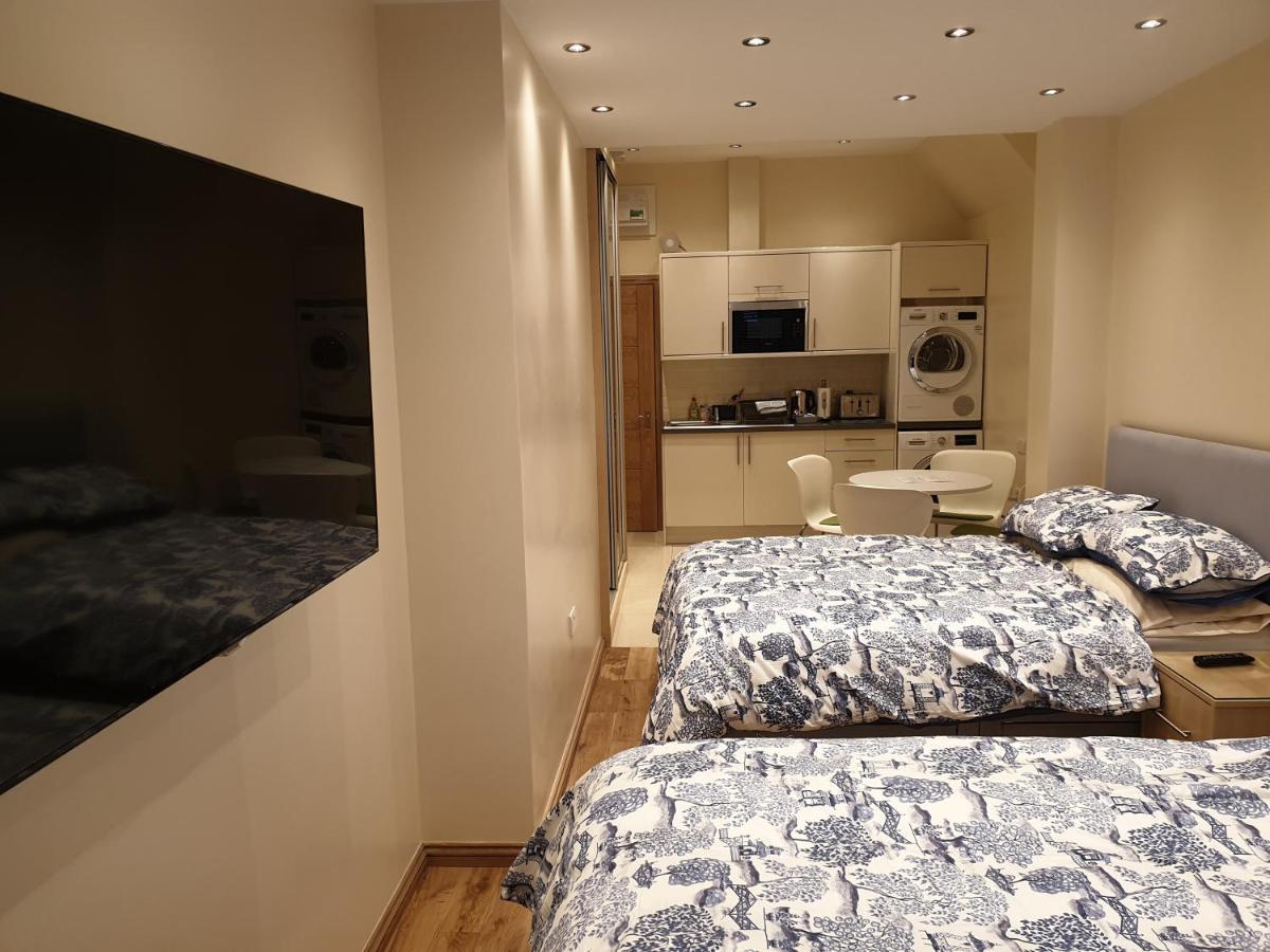 London Luxury Apartments 3 Bedroom Sleeps 8 With 3 Bathrooms 5 Mins Walk To Tube Station Free Parking Ίλφορντ Εξωτερικό φωτογραφία