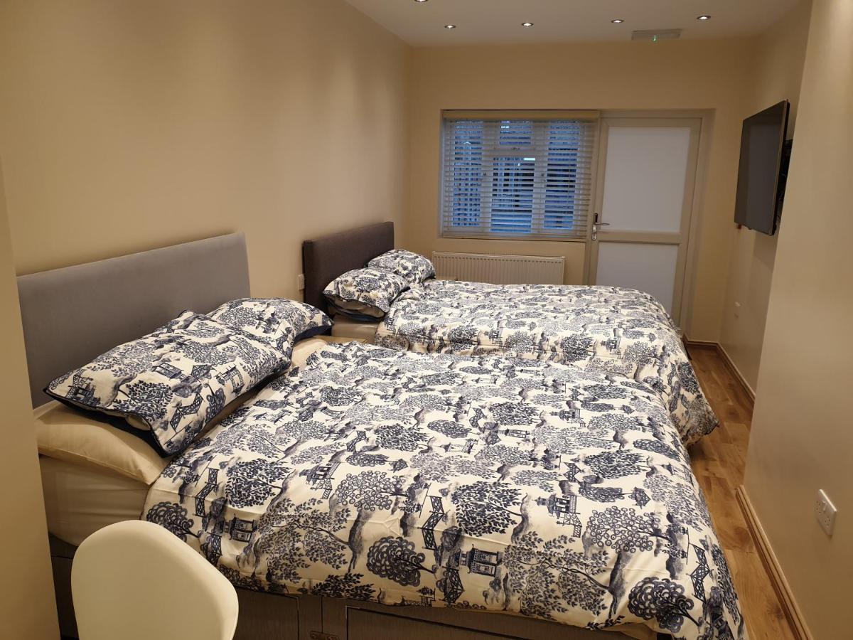 London Luxury Apartments 3 Bedroom Sleeps 8 With 3 Bathrooms 5 Mins Walk To Tube Station Free Parking Ίλφορντ Εξωτερικό φωτογραφία