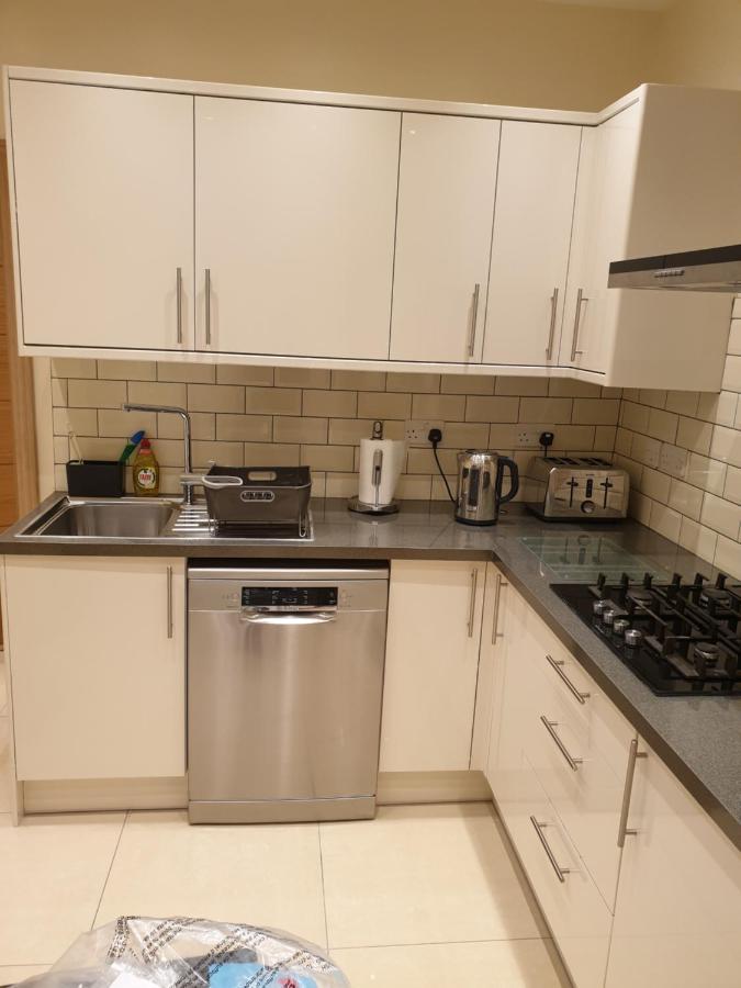 London Luxury Apartments 3 Bedroom Sleeps 8 With 3 Bathrooms 5 Mins Walk To Tube Station Free Parking Ίλφορντ Εξωτερικό φωτογραφία