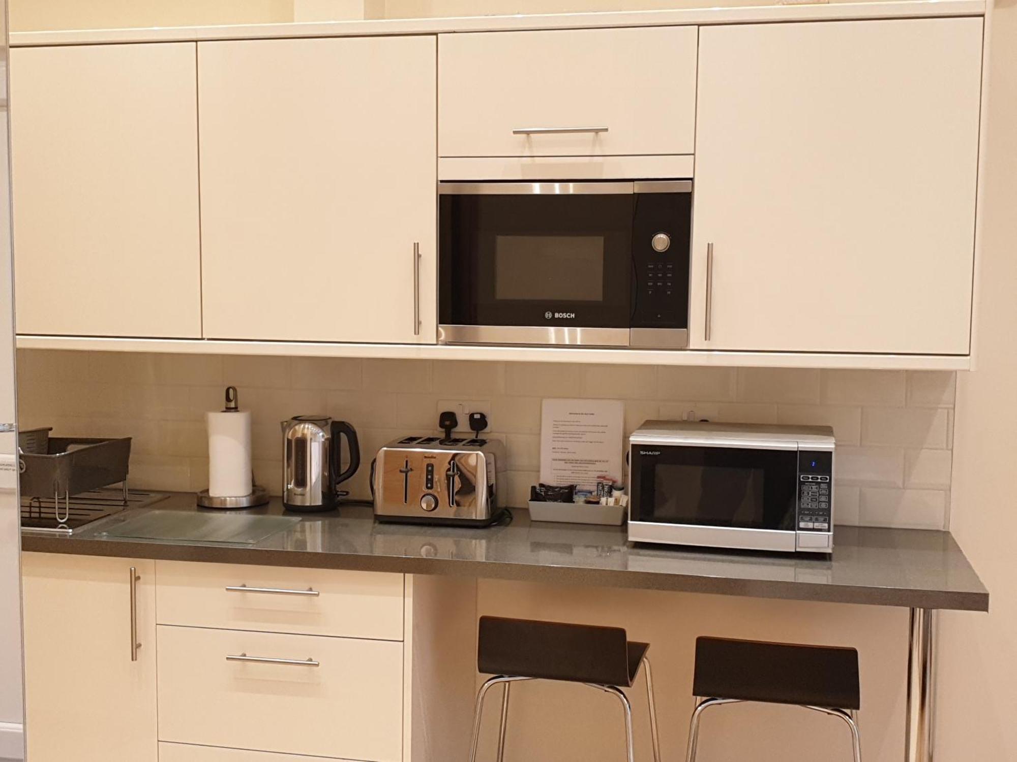 London Luxury Apartments 3 Bedroom Sleeps 8 With 3 Bathrooms 5 Mins Walk To Tube Station Free Parking Ίλφορντ Εξωτερικό φωτογραφία