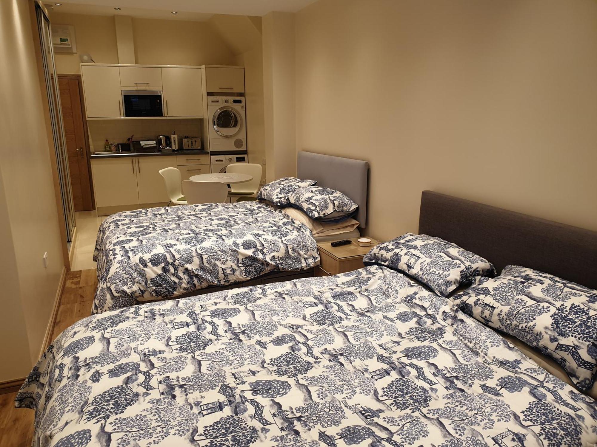 London Luxury Apartments 3 Bedroom Sleeps 8 With 3 Bathrooms 5 Mins Walk To Tube Station Free Parking Ίλφορντ Εξωτερικό φωτογραφία