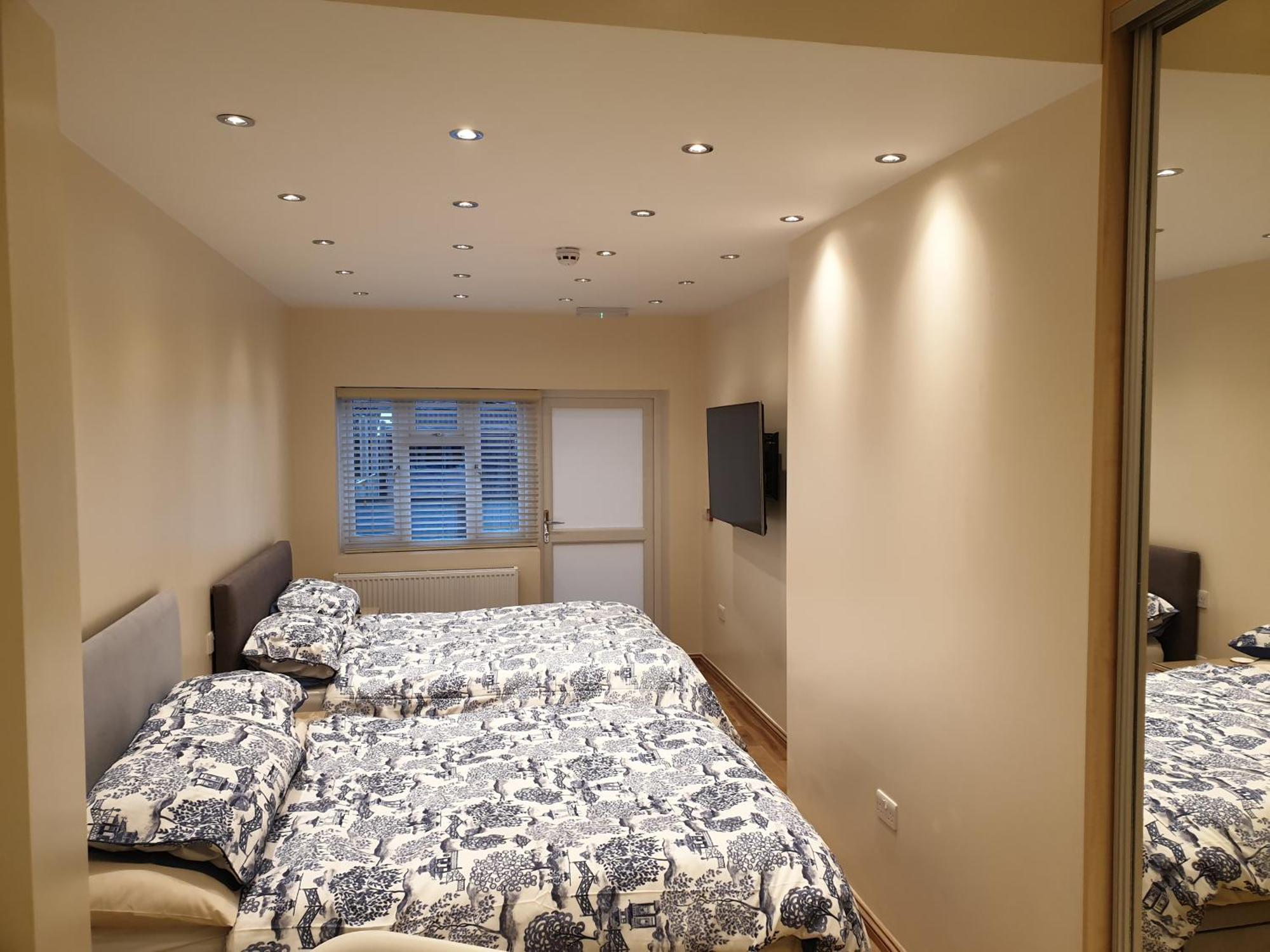 London Luxury Apartments 3 Bedroom Sleeps 8 With 3 Bathrooms 5 Mins Walk To Tube Station Free Parking Ίλφορντ Εξωτερικό φωτογραφία